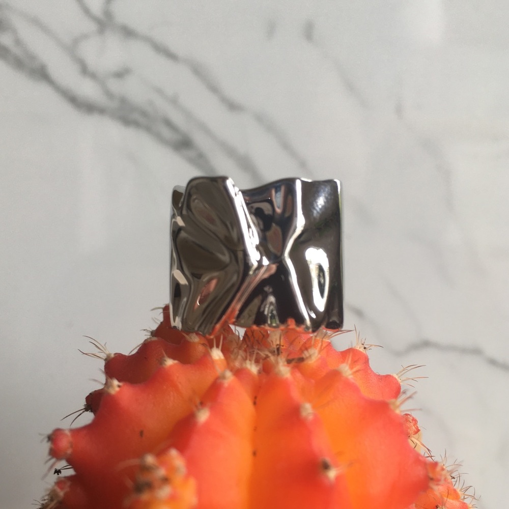 COS Crinkled Ring